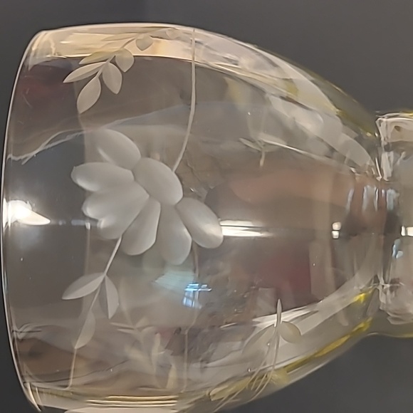 Set of 4 Vintage Etched Vaseline Glasses - Picture 7 of 17